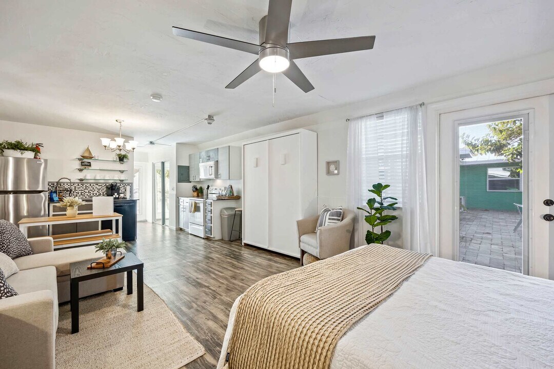 105 NE 3rd St in Satellite Beach, FL - Foto de edificio