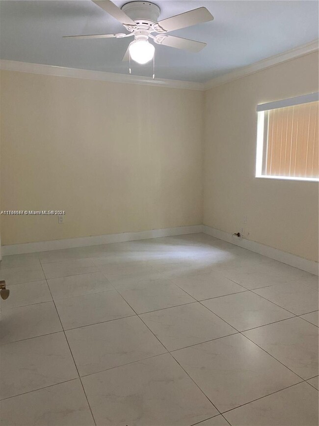 95 Edgewater Dr, Unit 103 in Coral Gables, FL - Building Photo - Building Photo