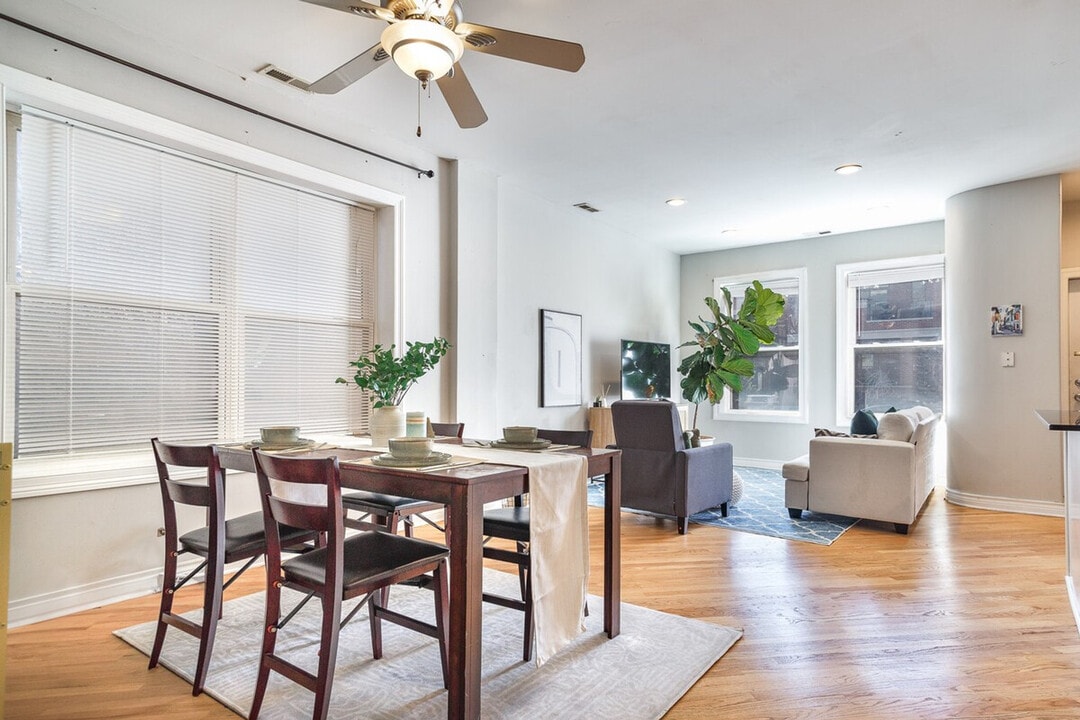 2238 W Barry Ave in Chicago, IL - Building Photo