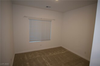 7342 N Decatur Blvd in Las Vegas, NV - Foto de edificio - Building Photo