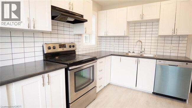 4 Dunblane Ave in St Catharines, ON - Building Photo - Building Photo