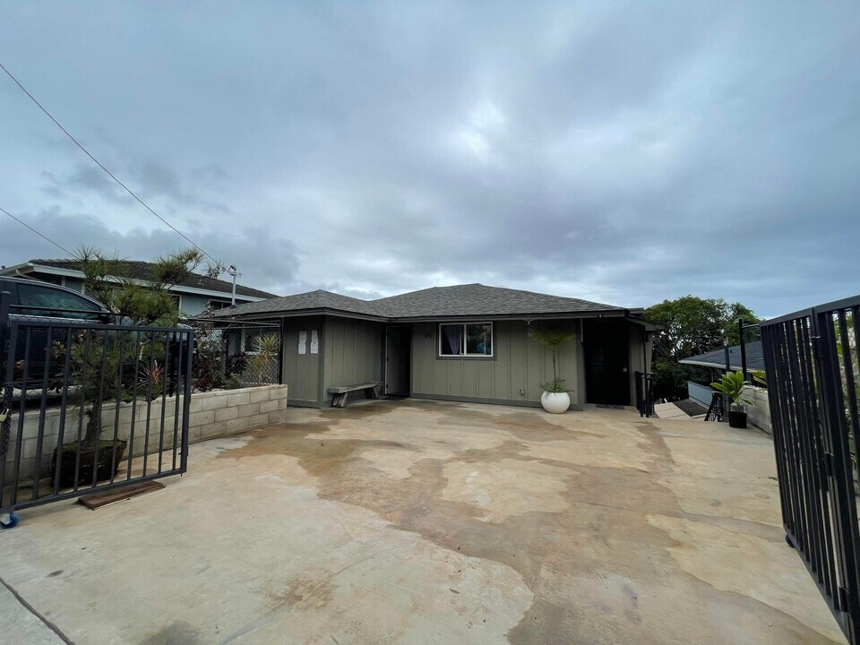 951 Hala Dr in Honolulu, HI - Building Photo