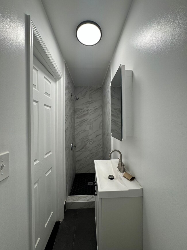 142 Court St, Unit 1B in Elizabeth, NJ - Foto de edificio - Building Photo