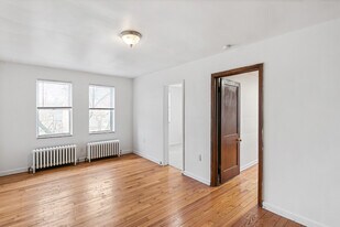 211 N Washington St in Ypsilanti, MI - Building Photo