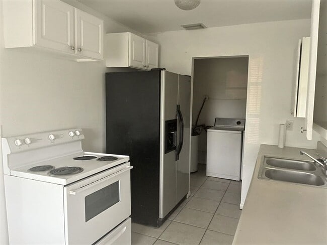 1681 W 29th St in West Palm Beach, FL - Building Photo - Building Photo