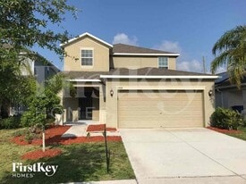 1904 Hawks View Dr in Ruskin, FL - Building Photo