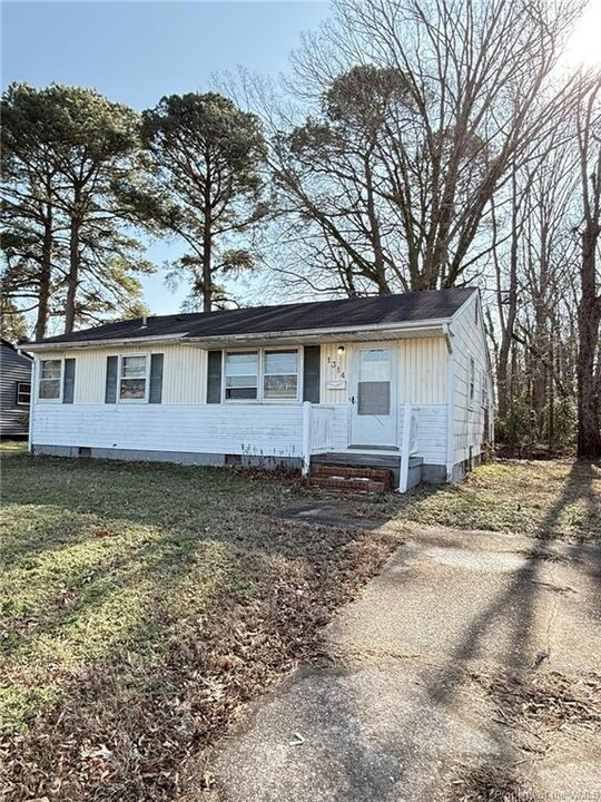 1314 Colebrook Dr in Hampton, VA - Building Photo