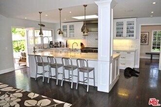 10253 Valley Spring Ln in Los Angeles, CA - Building Photo - Building Photo