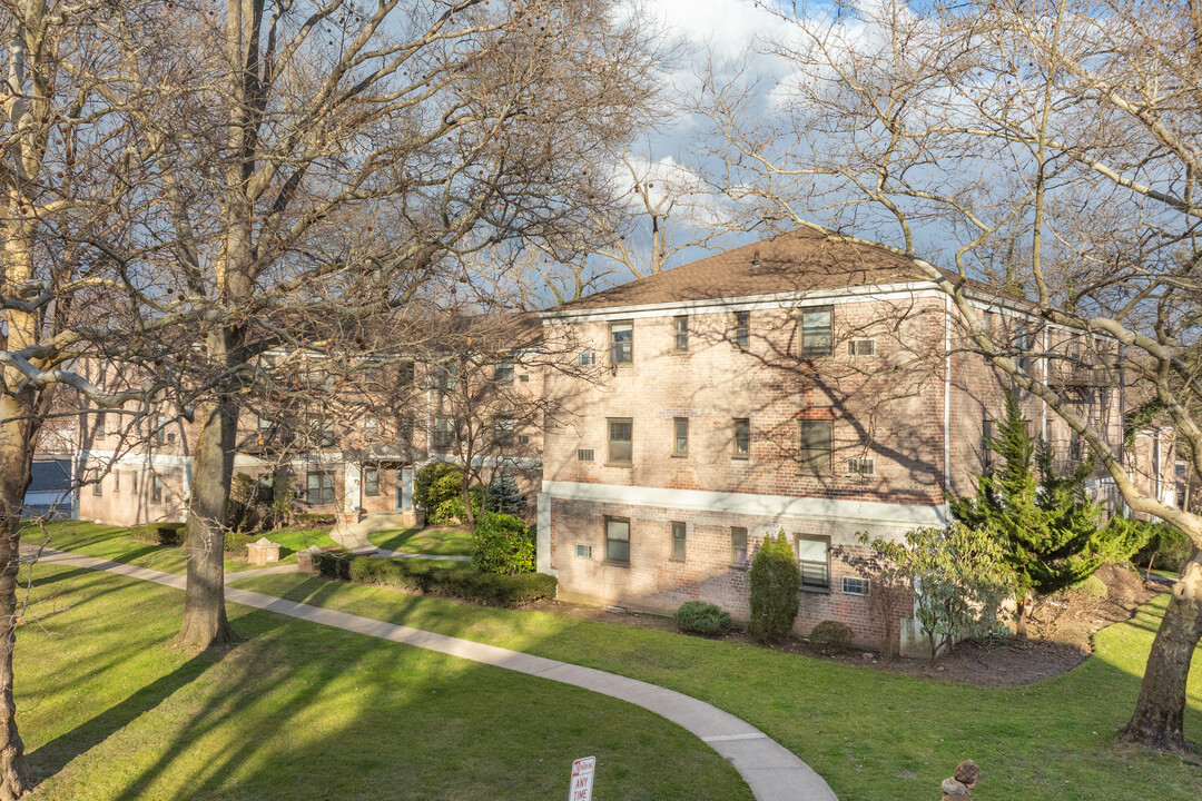 Great Neck Terrace Apartments in Great Neck, NY - Building Photo