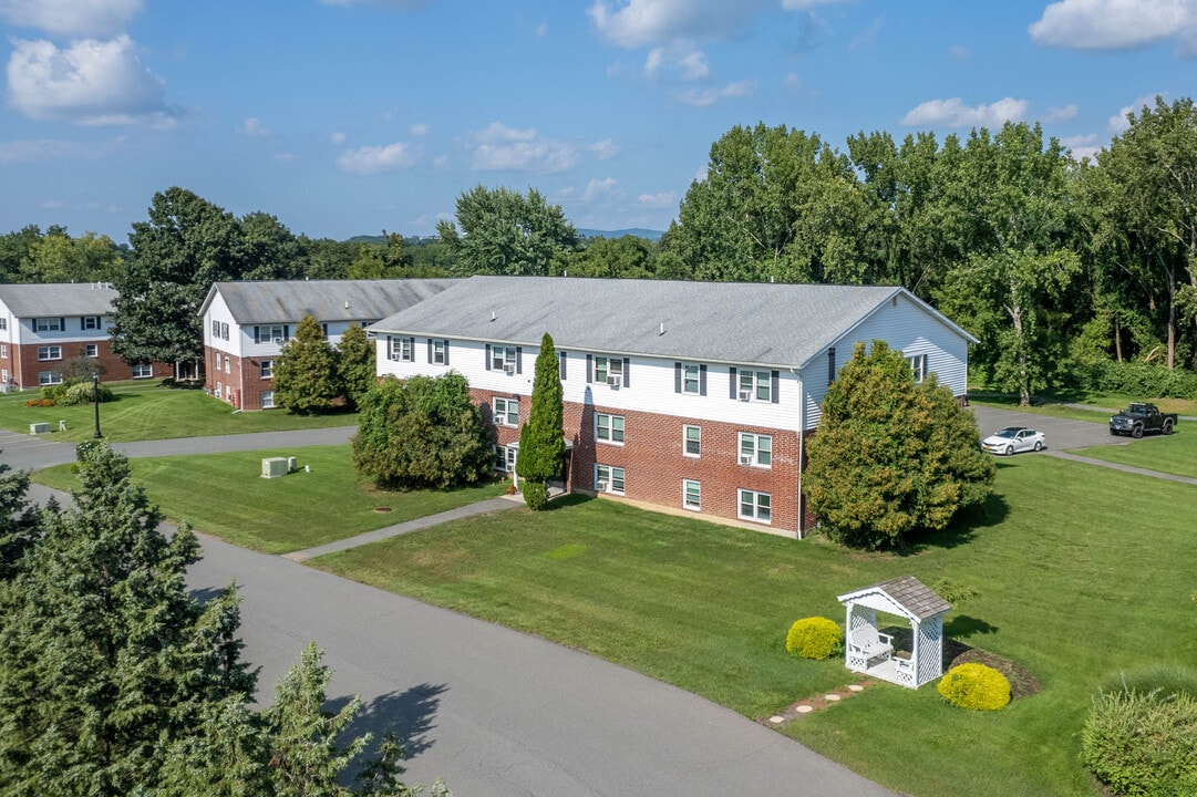Country Gardens Apartments in Troy, NY - Foto de edificio
