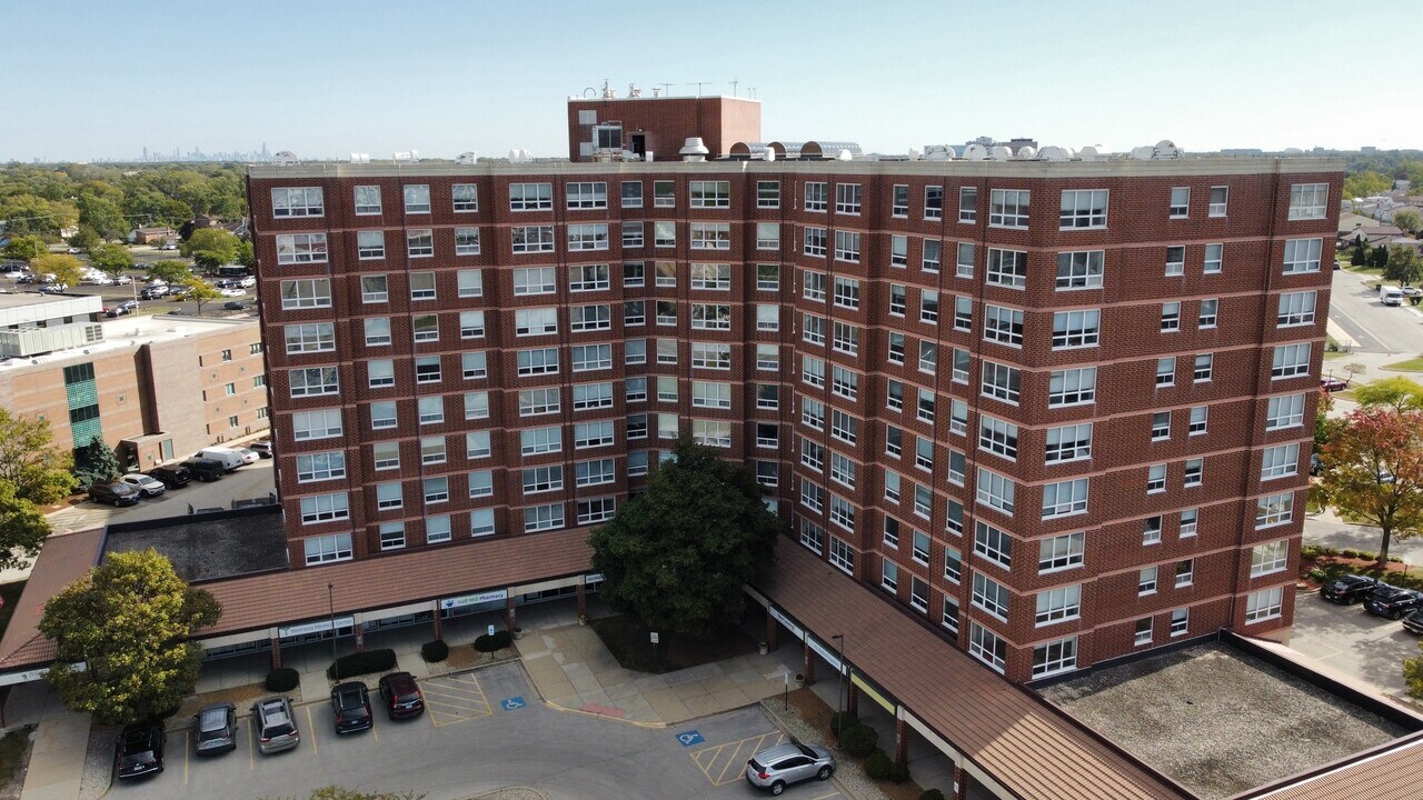8975 W Golf Rd in Niles, IL - Building Photo