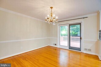1501 Walden Dr in McLean, VA - Foto de edificio - Building Photo