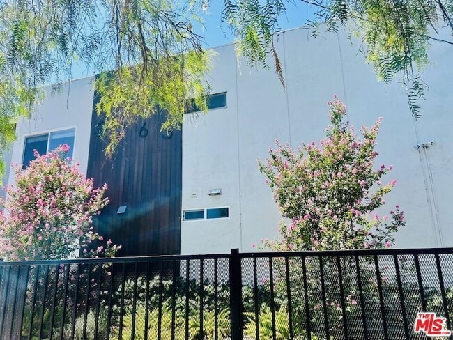 5263 Riverton Ave in Los Angeles, CA - Foto de edificio - Building Photo