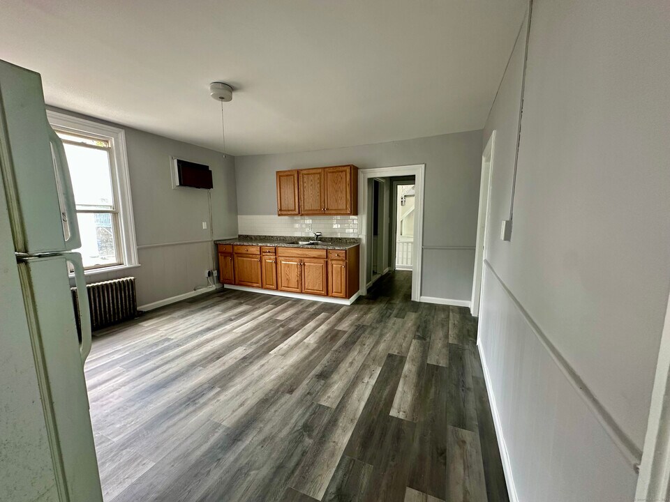 112 Charles St in Waterbury, CT - Building Photo