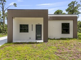 934 Binkley St E in Lehigh Acres, FL - Building Photo