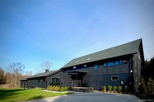 107 Cold Spring Rd in Stanfordville, NY - Building Photo