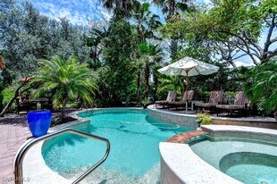 605 6th Ave N in Naples, FL - Building Photo