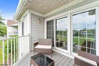 16 Bethany Ct in Franklin Township, NJ - Foto de edificio - Building Photo