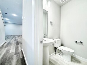 5823 Fairdale Ln in Houston, TX - Building Photo - Building Photo