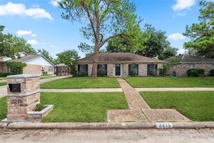 2219 Briarview Dr in Houston, TX - Building Photo