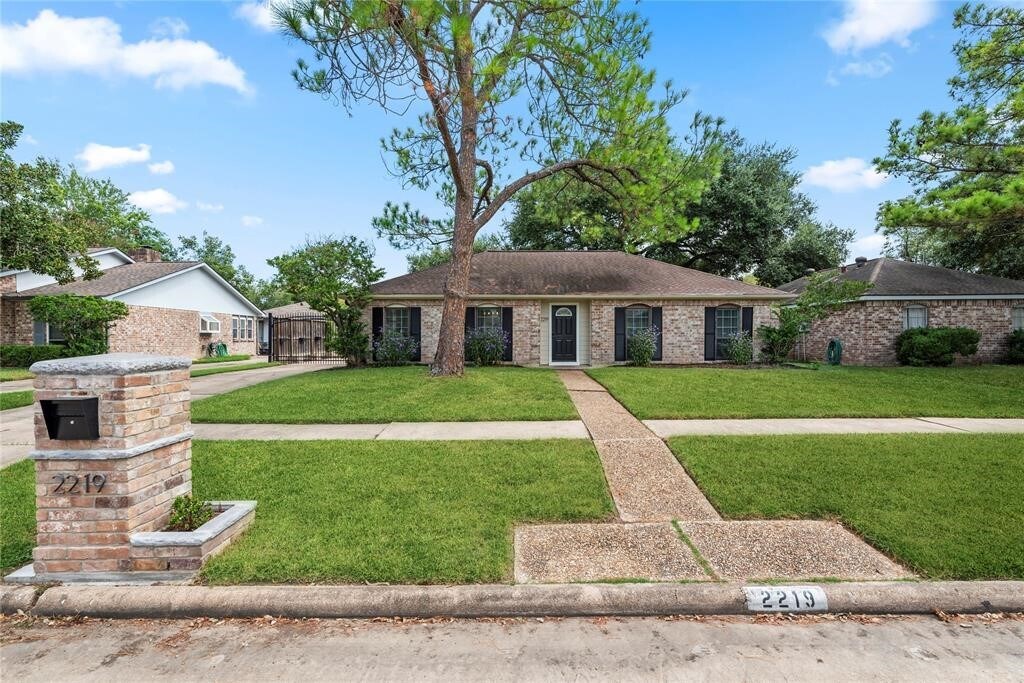 2219 Briarview Dr in Houston, TX - Building Photo