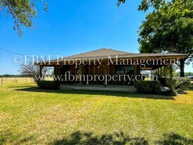 8215 SE County Rd 1020 in Corsicana, TX - Building Photo