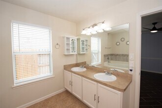 2753 Foster Hill Dr in Houston, TX - Building Photo - Building Photo