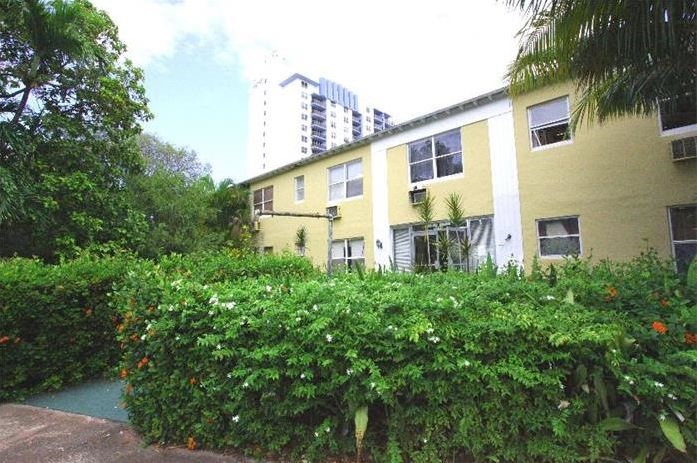 Devon Apartments in Miami Beach, FL - Building Photo