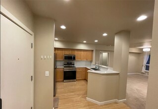 925 110th Ave NE, Unit 307 in Bellevue, WA - Foto de edificio - Building Photo