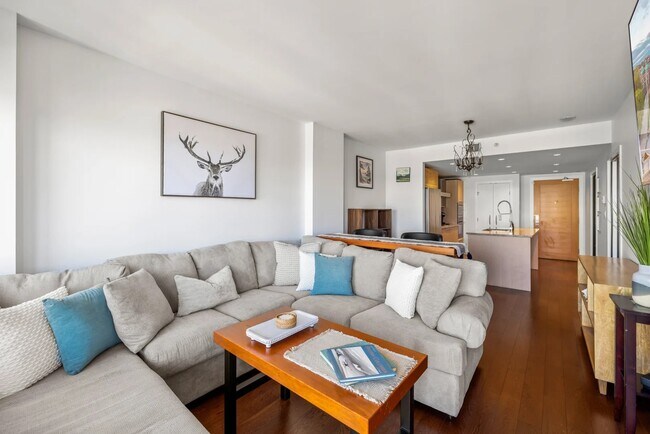 707 Courtney St in Victoria, BC - Building Photo - Building Photo