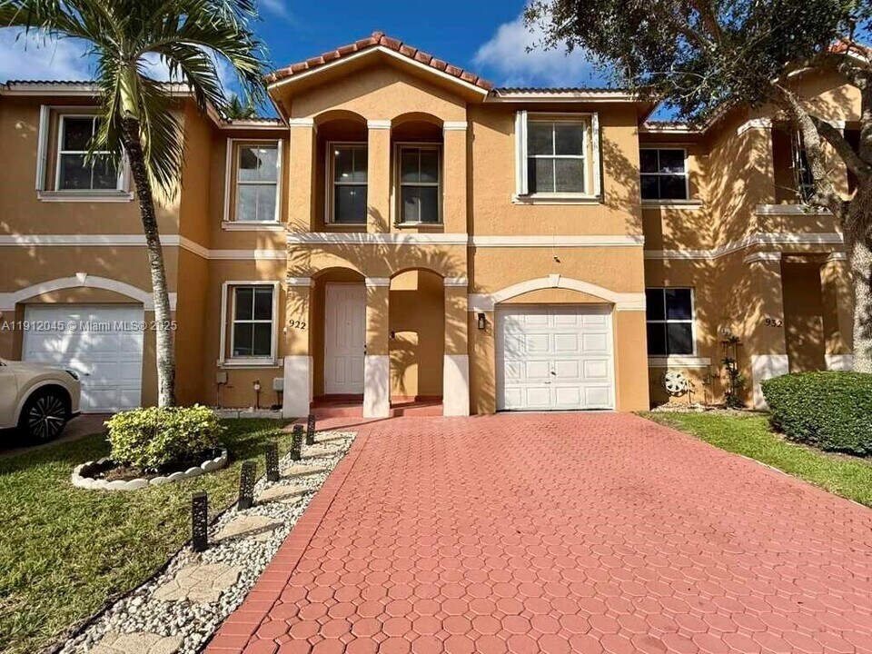 922 NW 134th Ave in Pembroke Pines, FL - Building Photo
