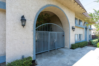 Beachside Apartments in Anaheim, CA - Foto de edificio - Building Photo