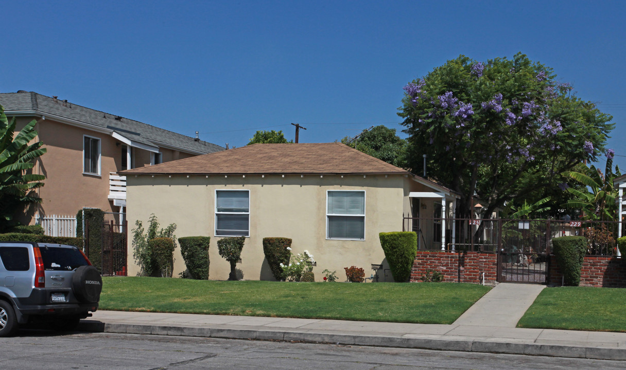 225 E Elmwood Ave in Burbank, CA - Building Photo