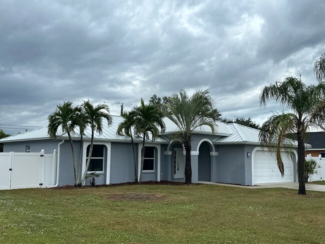 4206 SW 7th Ave in Cape Coral, FL - Foto de edificio - Building Photo
