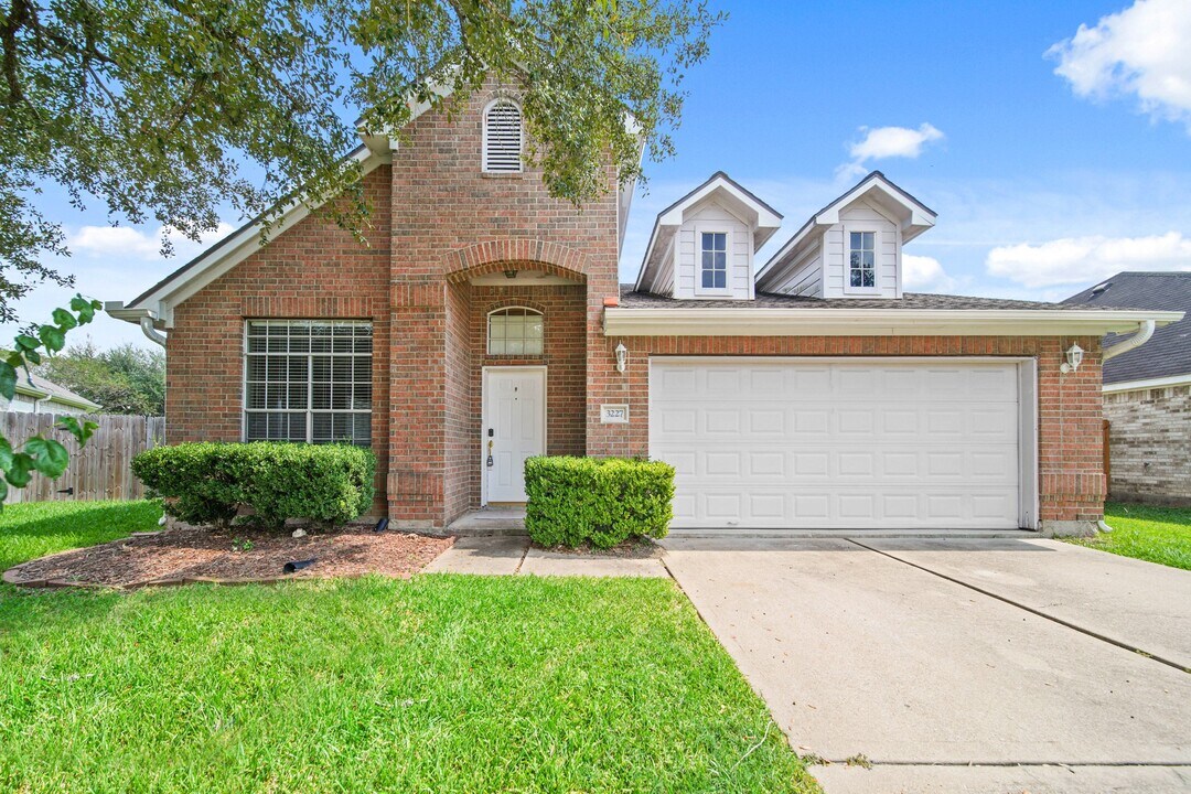 3227 Lakeway Ln in Pearland, TX - Building Photo