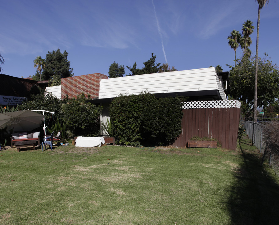 11001 Hortense St in North Hollywood, CA - Building Photo