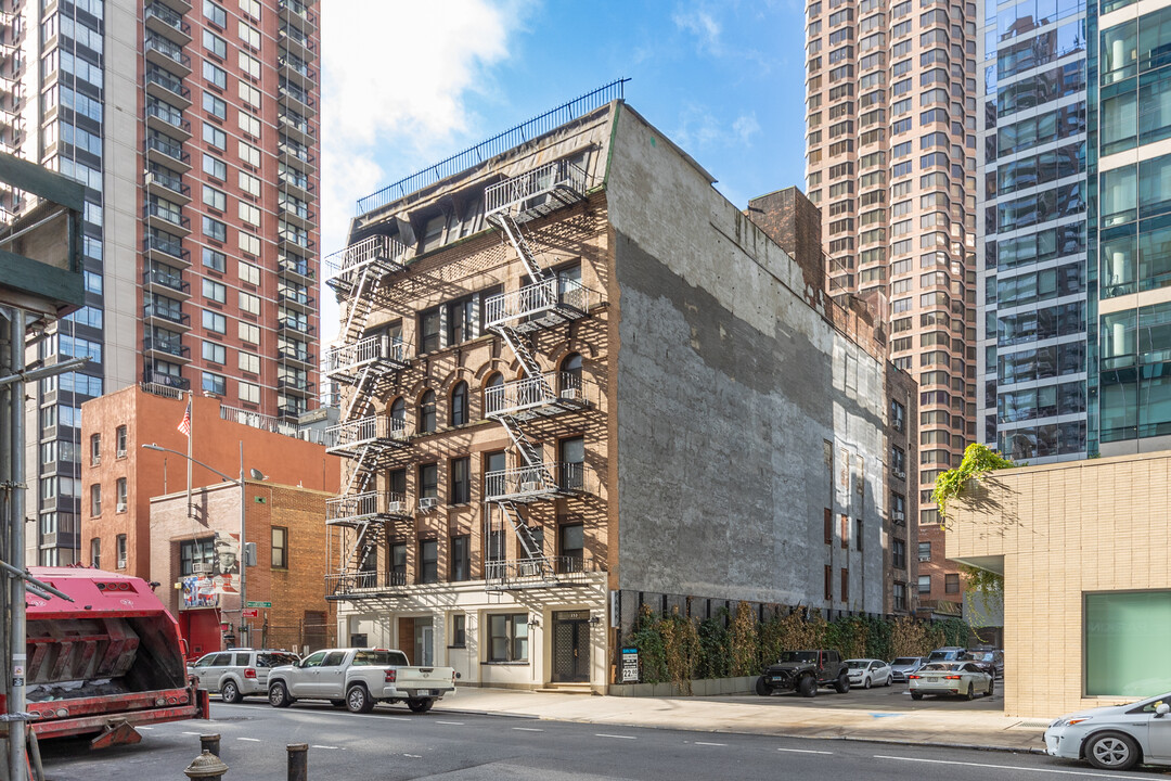 232 E 40th St in New York, NY - Building Photo