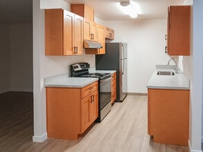 Phoenix Court Apartments in Kent, WA - Building Photo - Building Photo