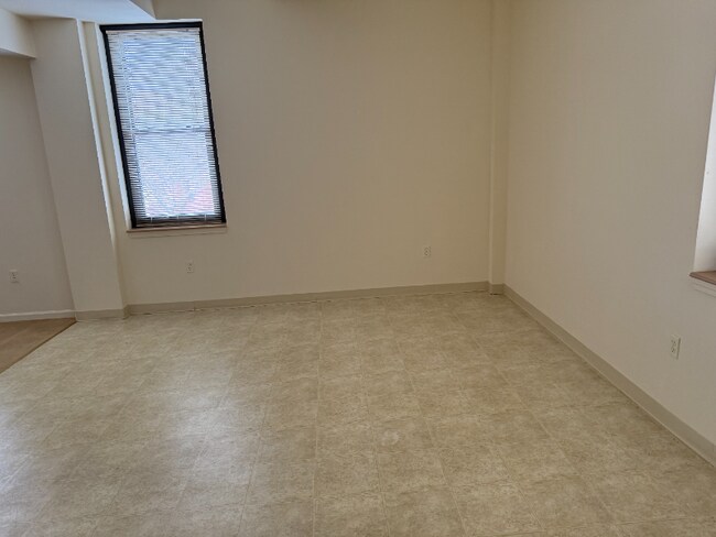 2095 N Ash St-Unit -205 in Nevada, MO - Building Photo - Building Photo