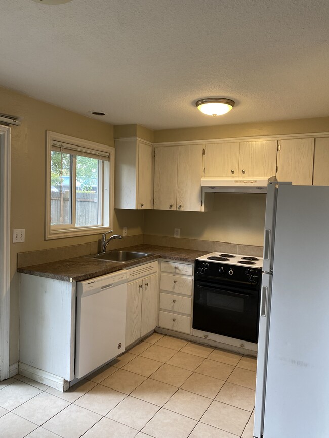 1990 W 17th Ave in Eugene, OR - Building Photo - Building Photo