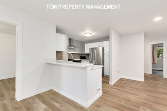18501 SE Newport Way in Issaquah, WA - Building Photo - Building Photo