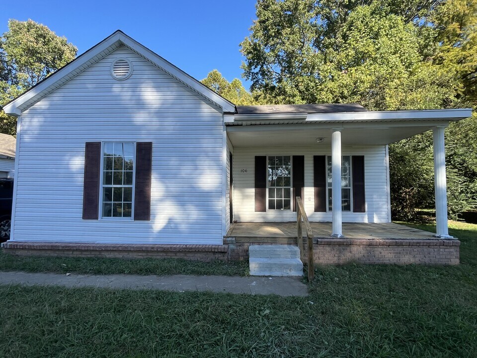 106 Tuxedo Dr in Covington, TN - Building Photo