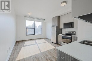 3020 Dundas St W in Toronto, ON - Building Photo