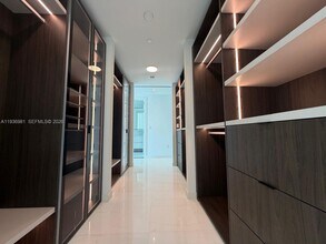 300 Biscayne Blvd Way in Miami, FL - Foto de edificio - Building Photo