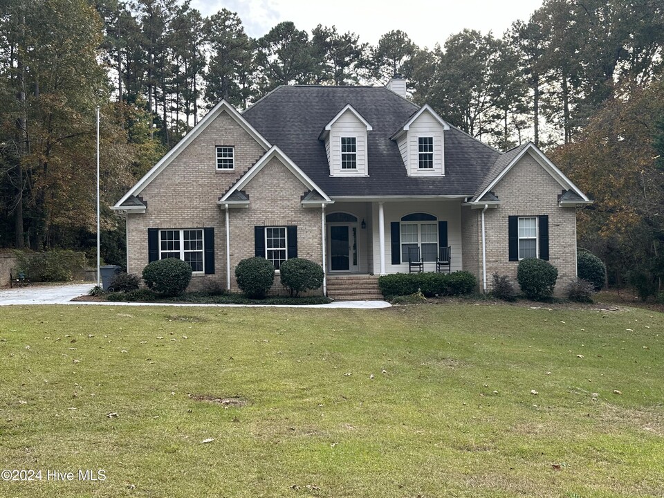 205 Haldane Dr in Southern Pines, NC - Foto de edificio