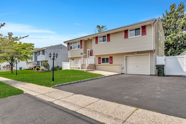 1010 Eva St in Piscataway, NJ - Building Photo - Building Photo