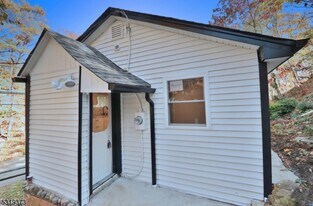 8 Apple Trail in Jefferson, NJ - Building Photo