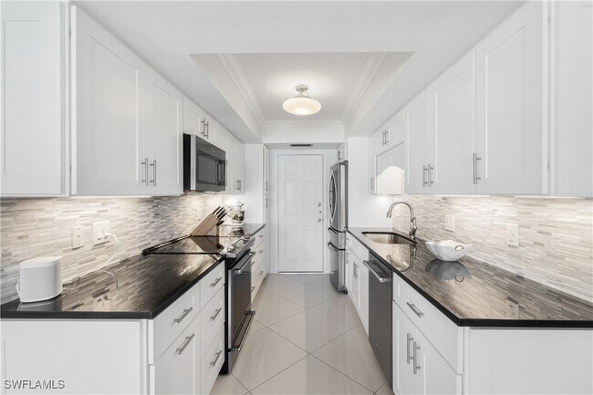 property at 2600 Gulf Shore Blvd N