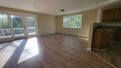 429 Davisville Rd in North Kingstown, RI - Foto de edificio - Building Photo