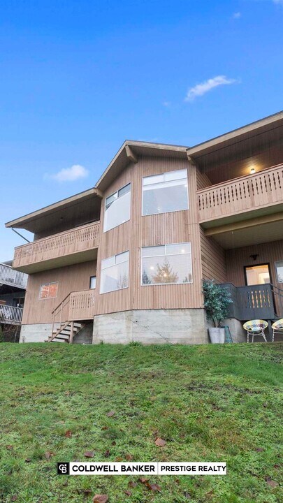 236 Montgomery St in Coquitlam, BC - Building Photo